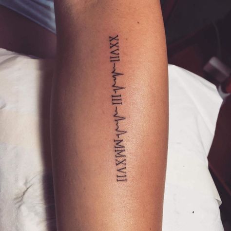 Tattoo d'une date de naissance en romain version rythme cardiaque - Lalite Ink Band Tattoo For Women, Son Tattoos, Mother Son Tattoos, Date Tattoos, Cute Tats, Creative Dates, Tattoo For Son, Tattoos Henna, Band Tattoo