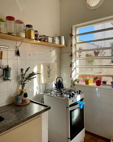 Cozinha Aesthetic, Simple Kitchen Ideas, Modern Kitchen Gadgets, Tableware Ideas, Decorative Wallpaper, Home Organization Ideas, Curtain Holdbacks, Casa Vintage, Small Apartment Decorating