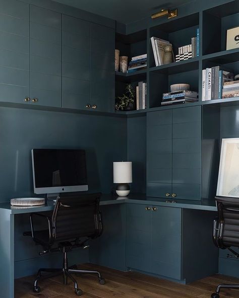 /// Home office goals. Inchyra Blue from @farrowandball was used in a gloss finish for this room. Cabinetry design and layout by my ever… Masculine Office Space, Office Eclectic, Study Bookshelves, Textured Bathroom, Pmu Studio, Workspace Interior Design, Brian Paquette, Fancy Decorations, Eclectic Office