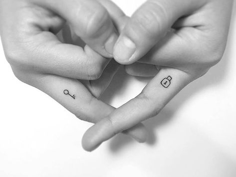 Lock And Key Minimal Finger Tattoos Small Key Tattoos, Key Tattoo Designs, Lock Tattoo, Finger Tattoos For Couples, Cute Couple Tattoos, Small Finger Tattoos, Couple Tattoos Unique, Key Tattoos, Key Tattoo