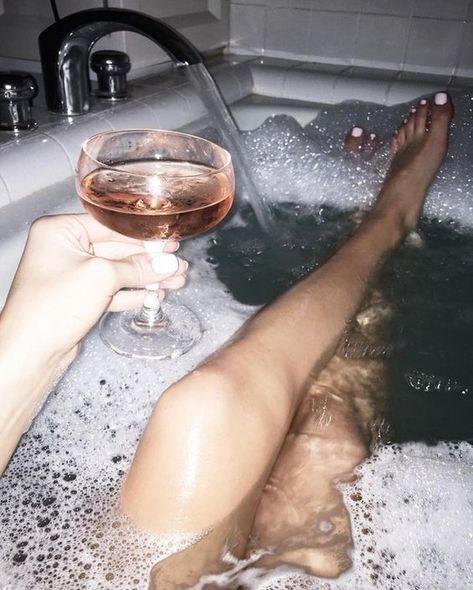 Bath Aesthetic, Bath Girls, A Glass Of Wine, Relaxing Bath, Glass Of Wine, Dove Cameron, Bubble Bath, Instagrammer, Bath Time