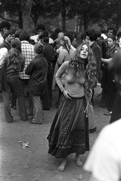 Woodstock Fashion, Arte Hippy, Morgana Le Fay, Woodstock 1969, Estilo Hippie, Hippie Life, Summer Dresses For Wedding Guest, In Front Of House, Front Of House