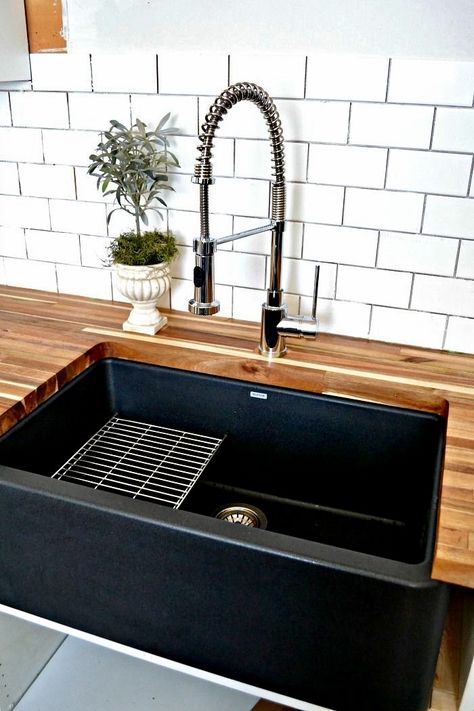 Farmhouse sink. Butcher block countertop. Black cabinets. Black Farmhouse Sink, Country House Kitchen, Koti Diy, Kitchen Ikea, Cabinet Black, Design Blogs, 아파트 인테리어, Farmhouse Sink Kitchen, Black Kitchen