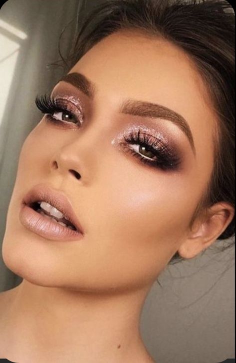 Subtle Night Out Makeup, Make Up For Night Party, Makeup For A Pink Dress Night, Subtle Party Makeup, Party Make Up Look Night, Angel Makeup Look Wedding, Gala Night Makeup Look, Gliterry Eye Makeup, Birthday Party Makeup Looks