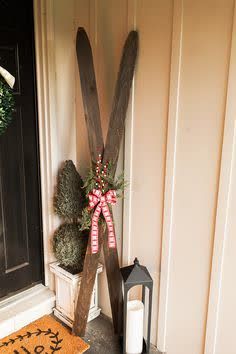 Old Skis Decor, Wooden Skis Decor, Ski Christmas Decor, Farmhouse Fence, Christmas Sled Decoration, Winter Decor Diy, Ski Decor, Fence Slats, Winter Decorations Diy