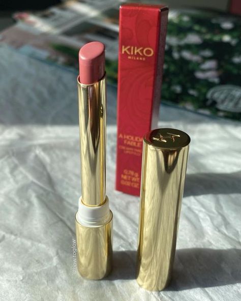 How To Glow🌟 on Instagram: "#kikomilano A Holiday Fable creamy magic lip stylo - 02 Never-Ending Mauve🌺 got this lipstick on 70% off sale🛍 it got a creamy and moisturizing texture, and it reminds my of similar slim lipsticks from #gucci and #charlottetilbury 🤩 ➡️swatches: left - 2 swipes, right - layered multiple times💄" Oil Lipstick, Makeup Nails Designs, Makeup Eyeshadow Palette, Creamy Lipstick, Makeup Accesories, Makeup Is Life, Ethereal Makeup, Fancy Makeup, Kiko Milano