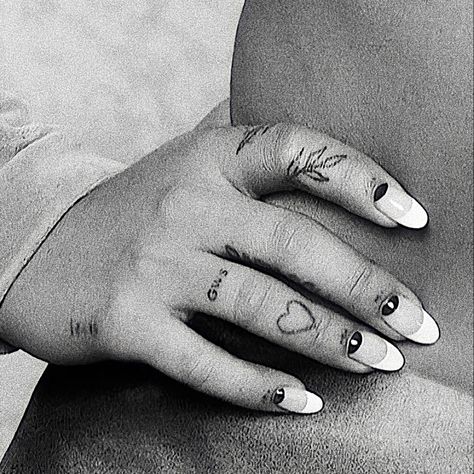 Ariana Grande Hand Tattoo, Heart Tattoo On Finger, Ariana Grande Tattoo, Omerta Tattoo, Skeleton Hand Tattoo, Almond Nail, Nail Tattoo, Hand Tattoo, Black And White Aesthetic