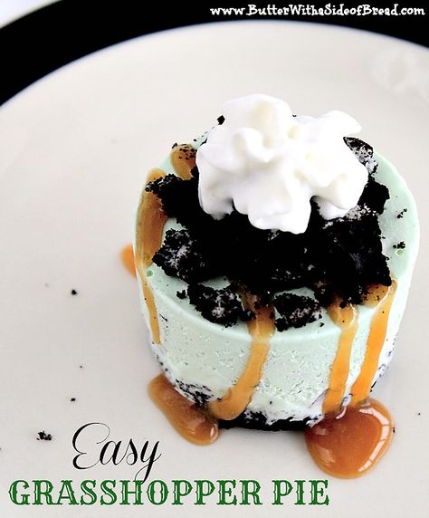 Easy Mini Grasshopper Pies, Butter with a Side of Bread #recipe Grasshopper Recipe, Grasshopper Pie Recipe, Mini Cheesecake Pan, Grasshopper Pie, Cheesecake Pan, Bar Diy, Cream Pies, Bread Easy, Mini Dessert