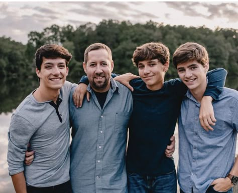 Family Of 3 Photoshoot Older Son, 3 Generation Pictures Ideas Men, Family Photos Brothers, Adult Brothers Photography Poses, Family Photoshoot With Teenage Boys, Family Photos With Adults, Brothers Family Photos, Family Photos Teenage Boys, Family Photos With Older Boys