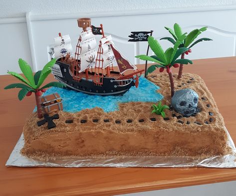 Pirate Birthday Cake Diy, Pirate Cake Diy, Pirate Ship Birthday Cake, Pirate Themed Cakes, Diy Pirate Cake, Pirate Theme Birthday Cake, Pirate Birthday Cake Easy, Pirate Birthday Party Cake, Pirates Cake Ideas Boys