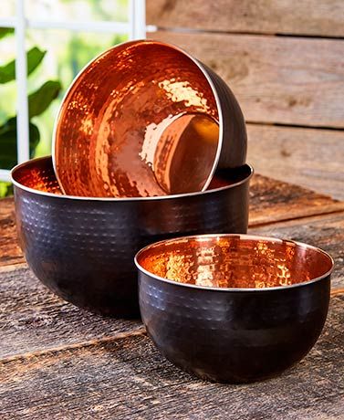 Add contemporary style to your kitchen with this Set of 3 Black with Copper-Colored Interior Mixing Bowls. The steep-sided bowls feature a hammered finish. The Black And Copper Kitchen, Copper Interior, Vintage Collections, Black Designs, Small House Decorating, Copper Decor, Kitchen Accessories Decor, Kitchen Must Haves, Room Shelves