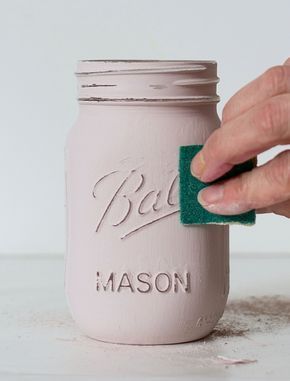 Distressed Mason Jars, Mason Jar Projects, Diy Jar Crafts, Wine Bottle Diy Crafts, Shabby Chic Bathroom, Mason Jar Crafts Diy, Wine Bottle Diy, Mason Jar Lighting, Hur Man Målar