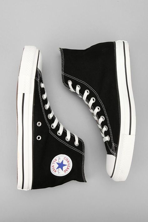 The black converse Zapatillas All Star, Converse Original, Colored Converse, Original Converse, Groomsmen Shoes, High Converse, Stay Rad, Converse Outfits, Black High Top Converse