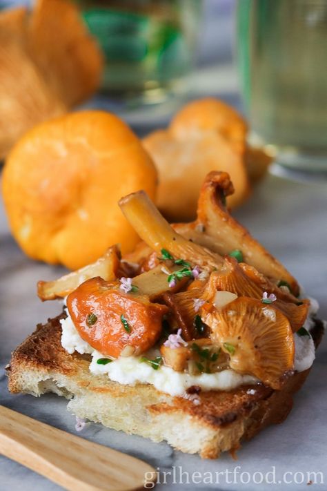 Chanterelle Mushroom Crostini with Ricotta, Thyme and Honey {easy appetizer made in under 15 minutes, vegetarian} - girlheartfood.com Mushroom Crostini Recipes, Vegetarian Party Appetizers, Crostini With Ricotta, Chanterelle Mushroom Recipes, Mushroom Crostini, Honey Mushroom, Chanterelle Recipes, Honey Food, Wild Mushroom Recipes