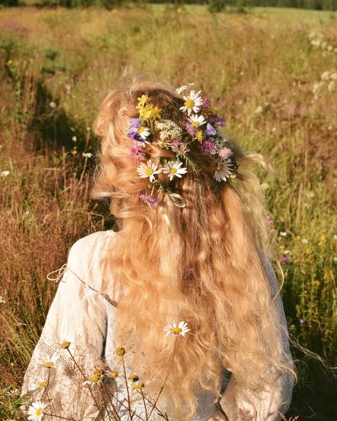 Ellen Tyn shared a photo on Instagram: “The fields are full of Lammas energy. 🌿 #vscocam #vsco #vsconature #hair #hairstyle #fairytale…” • See 2,522 photos and videos on their profile. Character Moodboard, Vsco Nature, Moodboard Inspo, Vacation Hairstyles, Ethereal Aesthetic, Fairy Aesthetic, Cottage Core Aesthetic, Luna Lovegood, Princess Aesthetic