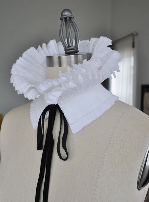 NEW Detachable Collar/Pleated Collar/Ruffled scarf/Black and White/Neck piece/French collar/Ascot collar/ rusteam tt team by marinaasta on Etsy https://www.etsy.com/listing/229463383/new-detachable-collarpleated Ruffle Collar Diy, Victorian Collar, Pleated Collar, Collars Diy, Velvet Tie, Diy Collier, Detachable Collar, Creation Couture, Neck Piece