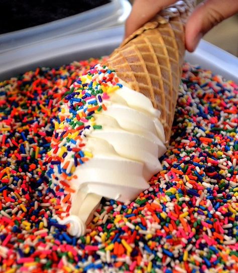 Ice Cream Sprinkles, Yummy Ice Cream, Soft Serve Ice Cream, Ice Cream Treats, An Ice Cream, Ice Cream Flavors, Ice Cream Shop, Soft Serve, Frozen Treats