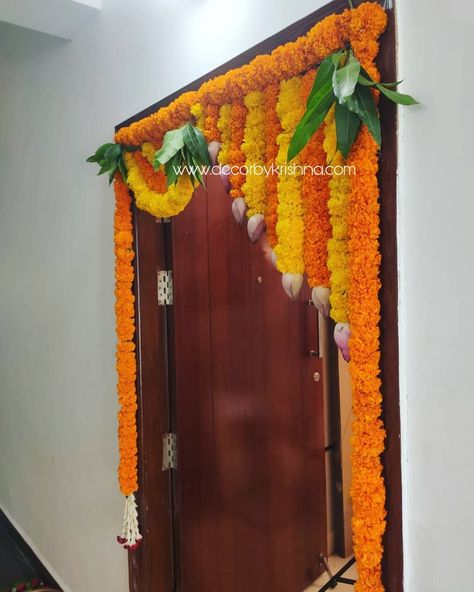 Flower Toran, Door Flower Decoration, Indian Rituals, Leaf Decor Wedding, Small Wedding Decor, Pooja Decor, Easy Rangoli Designs Videos, Gate Decoration, Diwali Decorations At Home