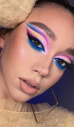 Spring Makeup Ideas, Spring Makeup Looks, Daring Makeup, Tape Makeup, Crazy Eye Makeup, Pastel Graphic, Vibrant Makeup, Bold Eye Makeup, Bold Makeup Looks