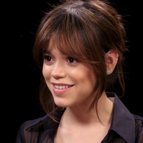 French Bangs Jenna Ortega, Wednesday Adams Bangs, Jenna Ortega Shag Haircut, Jenna Ortega Side Bangs, Jenna Ortega Ponytail, Jenny Ortega Bangs, Jenna Ortega Curtain Bangs, Jenny Ortega Hair, Jenna Ortega Short Hair