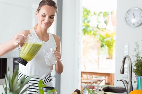 Vitamix Blender Review: Is It Worth It?; Woman pouring cocktail into jar from blender Smoothie Ingredient List, Vegetable Cocktails, High Calorie Smoothies, Liver Detox Recipes, Green Thickies, Liver Flush, Vitamix Blender, Detox Your Liver, Diet Smoothie Recipes