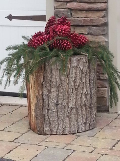 Wood Floral Arrangements, Birch Tree Decor Christmas, Outdoor Christmas Decor Ideas, Dekoratívne Vence, Outdoor Christmas Planters, Holiday Planter, Outside Christmas Decorations, Outdoor Christmas Decor, Christmas Planters