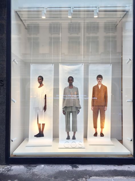 Fashion Display Window, Cool Mannequin Display, Window Store Display, Showroom Design Fashion, Clothing Store Window Displays, Minimal Window Display, Window Display Design Fashion, Fashion Display Ideas, Shop Window Displays Ideas