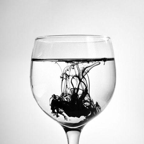 Art Falling, Ink Photography, Movement Photography, Ideas For Photography, Photography Water, Glass Photography, Space Photography, Water Projects, Ink In Water