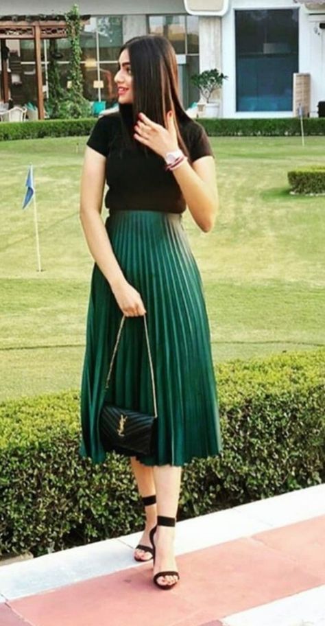 Elegant Green Pleated Skirt For Summer, Green Pleated Skirt For Work, Elegant Green Pleated Skirt For Workwear, Green Skirt Outfit Winter, Emerald Green Skirt Outfit, Elegant Green Pleated Skirt, Emerald Green Pleated Skirt, Casual Green Long Pleated Skirt, Green Pleated Skirt Outfit