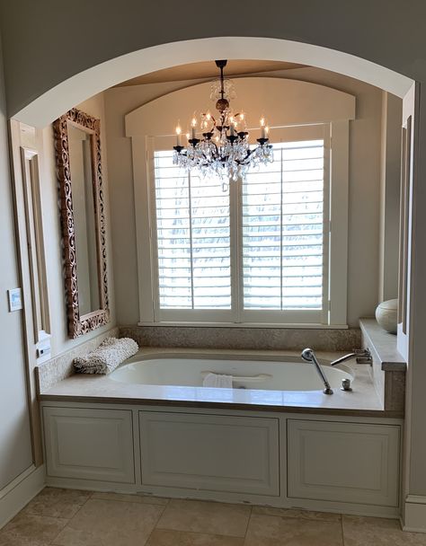 Guest Bathtub Ideas, Bathroom Big Bathtub, Large Tub Bathroom, Built In Bathtub Ideas, Bloxburg Bathtub Ideas, Bathtub Nook Ideas, Garden Tubs Master Bath, Built In Bathtubs, Big Tub Master Bath