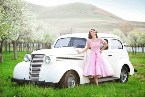 Darling senior photo shoot- vintage car, dress, orchard. love it all! Car Shots, Concept Shoot, Train Photos, Prom Couples, Outdoor Portrait, Prom Poses, Auto Retro, Rockabilly Hair, 2024 Graduation