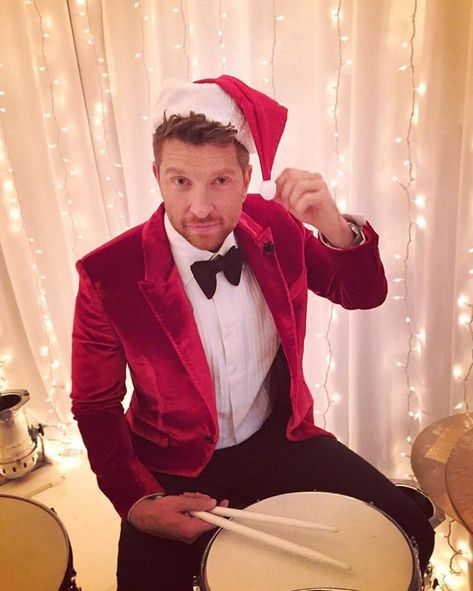 Brett Eldredge (@bretteldredge) | Twitter Brett Eldredge, Country Strong, Country Music Artists, Christmas Style, Country Men, Country Music Singers, Got To Be, Christmas Song, Country Boys