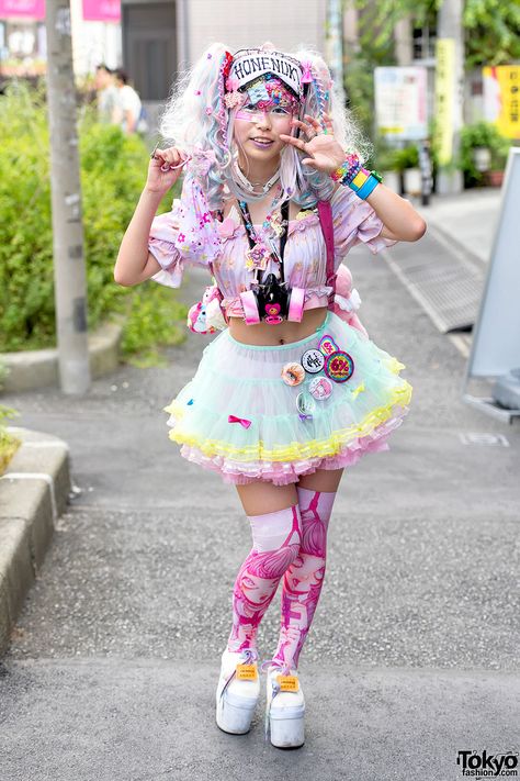 Harajuku Decora Fashion Walk Pictures 2015 Harajuku Decora Fashion Walk (26) – Tokyo Fashion News Decora Fashion Outfits, Decora Kei Fashion, Decora Outfits, Decora Fashion, Decora Harajuku, Harajuku Decora, Harajuku Dress, Outfits Pastel, Skirt Diy