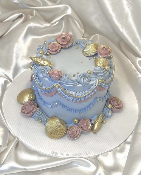 Siren Cake, Birthday Cake Aesthetic Vintage, Jellyfish Cake, Summer Birthday Cake, Birthday Cake Aesthetic, Seashell Cake, 15th Birthday Cakes, Ocean Cakes, Vintage Birthday Cakes