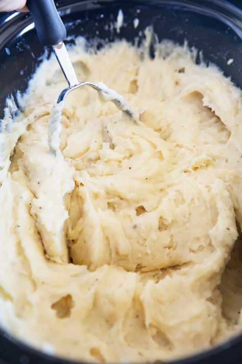 The easiest mashed potatoes ever, these Crockpot Mashed Potatoes are perfect for feeding a crowd! Free up the stove top to make this easy mashed potato recipe. Keeping Mashed Potatoes In Crockpot, Crockpot Russet Mashed Potatoes, Crockpot Mashed Potatoes For A Crowd, Cockpit Mashed Potatoes, Mashed Potatoes Recipe Crock Pot, Crockpot Mashed Potatoes Recipes, Crockpot Mashed Potatoes Easy, Stove Top Mashed Potatoes Recipes, Mashed Potatoes In Crockpot