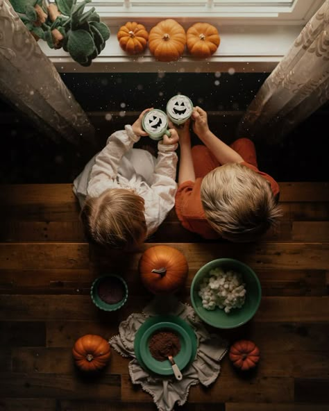 Pumpkin Family, Photo Halloween, Photography Poses Family, Halloween This Year, Christmas Family Photos, Halloween Photoshoot, Fall Mini, Christmas Photoshoot, Theme Halloween