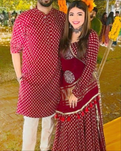 Couple Choli And Kurta For Navratri, Couple Chaniya Choli For Navratri, Navratri Couple Outfits, Couple Navratri Outfits, Couple Dress Matching Indian Simple, Simple Navratri Outfits, Couple Dress Matching Indian, Red Indian Outfit, Navratri Design