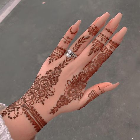 Henna Flower Designs, Henna Designs Back, Henna Designs Wrist, Henna Nails, Henna Inspired Tattoos, Finger Henna Designs, Tato Henna, Henna Tattoo Hand, Henna Tattoo Designs Hand