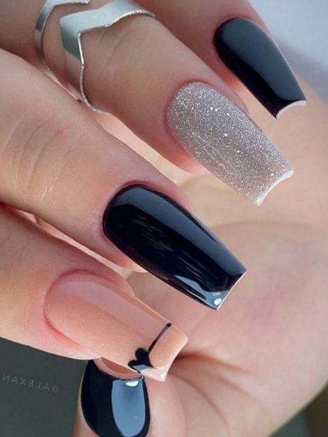 black and nude nails with heart accents Spring House, Nails Yellow, Fancy Nails Designs, Acrylic Nails Coffin Short, Diy Spring, Nails Diy, Hot Nails, Classy Nails, Fancy Nails