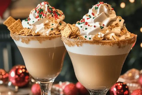 Christmas Cookie Martini Recipe - Festive Holiday Cocktail Delight Christmas Cookie Martini Recipe, Christmas Cookie Martini, Bar Drink Ideas, Christmas Dessert Drinks, Almond Cocktails, Cookie Martini, Smoothies Ideas, Going Out Aesthetic, Christmas Alcohol