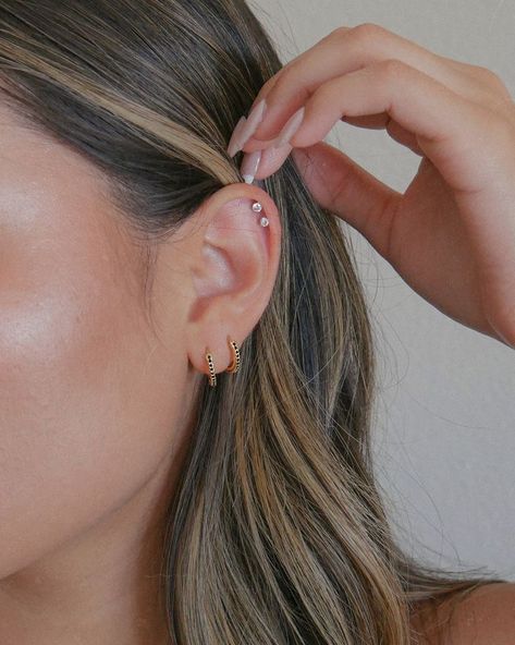 Gold And Black Jewelry, Minimalist Ear Piercings, Jewelry Guide, Ear Peircings, Earring Inspo, Gold Hoop Earring, Shower Dress, Pretty Ear Piercings, Cool Ear Piercings