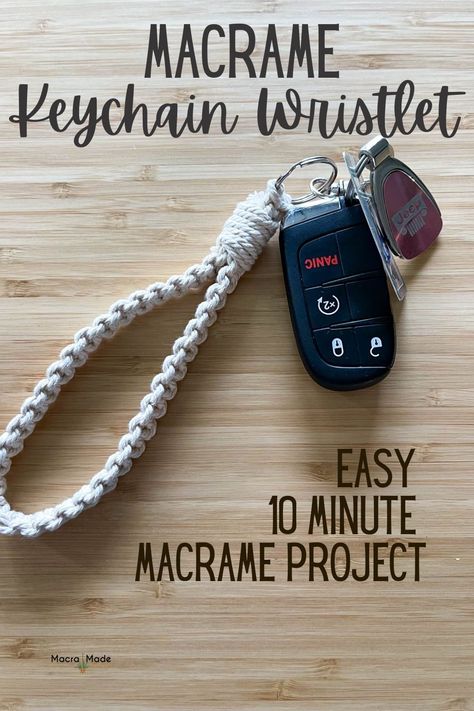 Easy Crochet Ornaments, Keychain Diy Easy, Macrame Keychain Wristlet, Diy Macrame Keychain, Easy Diy Macrame, Wristlet Patterns, Keychain Tutorial, Diy Keyring, Diy Lanyard