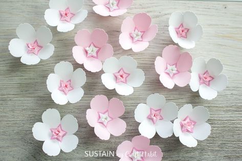 Design flowers out of paper and use your Cricut to cut. Paper Projects Diy, Felt Flowers Patterns, Paper Flower Centerpieces, Paper Flower Patterns, Easy Paper Flowers, Sweet Paper, Flowers In Jars, Paper Flower Crafts, Diy Projects For Beginners