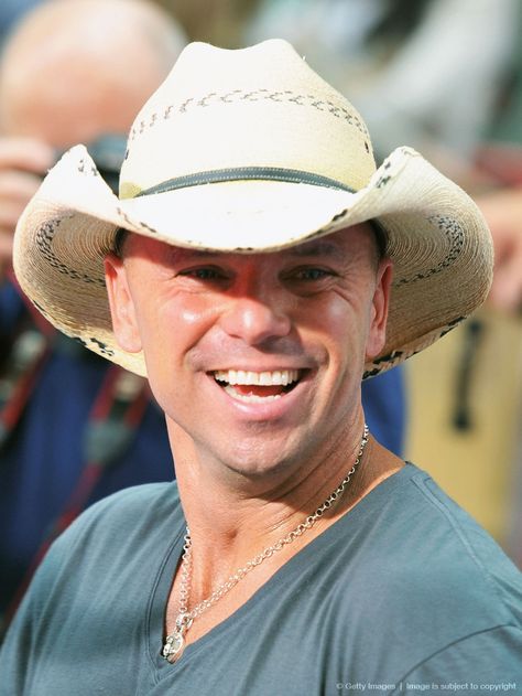 Kenny Chesney Performs On NBC s Today - June 17, 2011 Kenny Chesney Videos, Kenny Chesney Quotes, Kenny Chesney Concert, Kenney Chesney, Male Country Singers, No Shoes Nation, Renee Zellweger, Country Boy, Country Singer