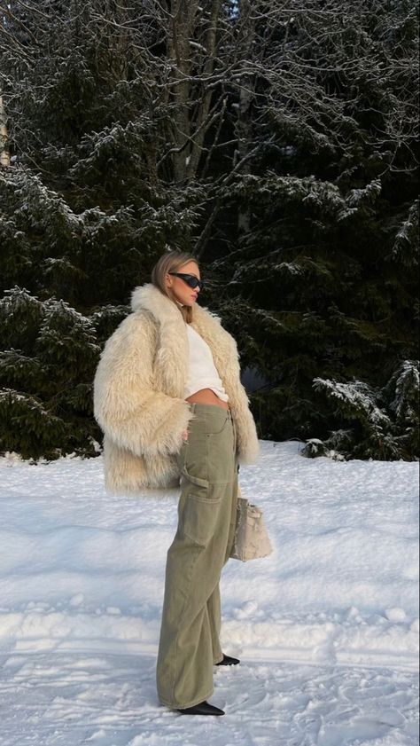 White Fluffy Coat Outfit, White Fluffy Jacket, White Fur Coat Outfit, Outfits With Fur Coats, Fluffy Coat Outfit, Fluffy White Jacket, Chic White Fluffy Outerwear, Fur Coat Outfit Casual, Winter Beige Fluffy Fur Coat