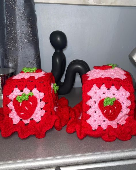 Mommy and me matching bucket hats + bag #toocute 🍓❤️😍 Send me a DM to place your orders @trays_crochet #trays_crochet #crochet #crochetaddict #crochetersofinstagram #crochetinspiration #crochetstrawberry #crochetbuckethat Crochet Projects Strawberry, Crochet Strawberry Car Mirror, Strawberry Themed Crochet, Crochet Bag With Strawberries, Large Crochet Strawberry, Strawberry Crochet, Crochet Alphabet, Crochet Strawberry, Crochet Bucket Hat