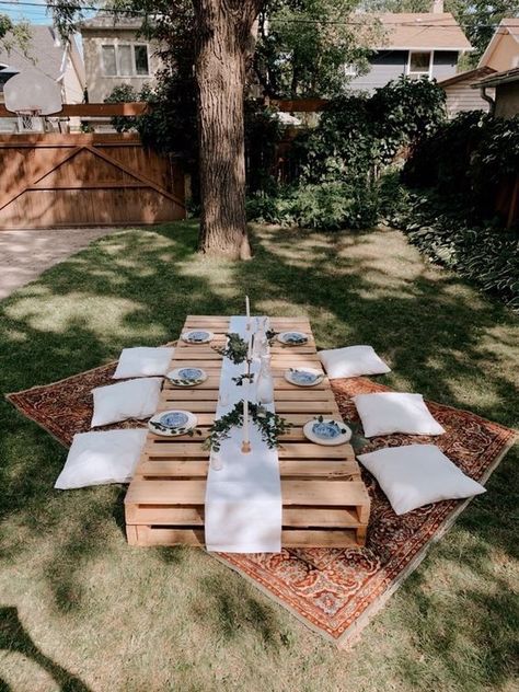 Diy Picnic Set Up, Outdoor Events Decor, Backyard Dinner Party, Backyard Graduation Party, Outdoor Graduation Parties, Outdoor Graduation, Picnic Birthday Party, Graduation Party Ideas, Backyard Birthday