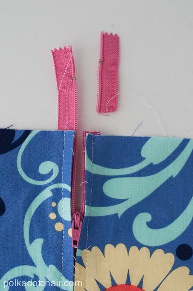 free-sewing-lesson Sewing Zippers, Sew A Zipper, Zipper Sewing, Zipper Tutorial, Polka Dot Chair, Sew Zipper, Sewing 101, How To Make Purses, Sewing Needle