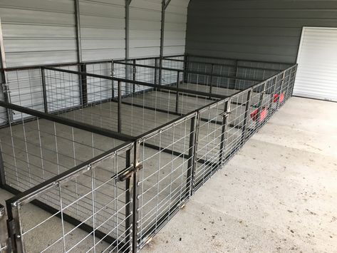 Small dog pins Pig Wash Rack, Indoor Goat Pen Ideas, Show Pig Pen Ideas, Show Pig Barn, Pig Pen Ideas Diy, Diy Goat Pen, Pig Barn Ideas, Sheep Barn Ideas, Diy Pig Pen