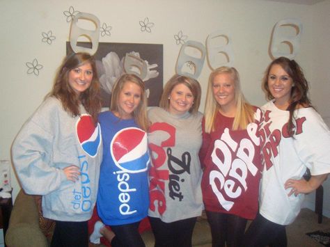 DIY soda can costumes! ahhh i know them haha  YAAAAY Delta Deltas :) Cool Couple Halloween Costumes, Diy Soda, Group Halloween Costume Ideas, Diy Group Halloween Costumes, Halloween Costumes Women Creative, Sibling Halloween Costumes, Best Group Halloween Costumes, Costumes College, Cute Group Halloween Costumes